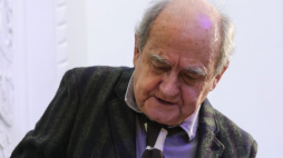 Warszawa, 13.02.2024. Aktor, reżyser i pedagog Jan Peszek podczas nieformalnego benefisu przed próbą spektaklu „Serce ze szkła. Musical zen” w Teatrze Studio. Aktor obchodzi 80. urodziny. Fot. PAP/R. Guz