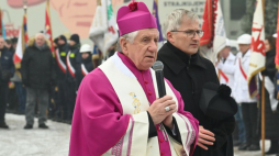 Metropolita szczecińsko-kamieński abp Andrzej Dzięga (L) podczas uroczystości przed bramą Stoczni Szczecińskiej, upamiętniającej ofiary szczecińskiego Grudnia '70. 17.12.2022. Fot. PAP/M. Bielecki