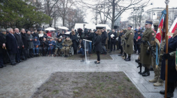 Marszałek Senatu Małgorzata Kidawa-Błońska (C) przemawia przed kamieniem z tablicą poświęconą żołnierzom Kedywu KG AK "Pegaz". Warszawa, 01.02.2024. Fot. PAP/T. Gzell