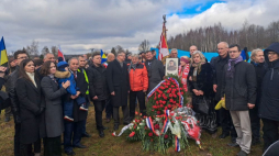 Ambasador Rosji w Polsce Siergiej Andriejew (C-L) wraz z przedstawicielami administracji rosyjskiej podczas uroczystości w miejscu, gdzie stał pomnik Iwana Czerniachowskiego. Pieniężno, 18.02.2024. Fot. PAP/J. Kiewisz-Wojciechowska