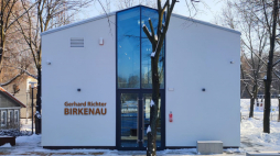 Pawilonu wystawienniczy „Gerhard Richter BIRKENAU”. Fot. Międzynarodowy Dom Spotkań Młodzieży w Oświęcimiu.
