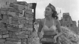 Odgruzowywanie ulic Marszałkowskiej i Zielnej na odcinku od ul. Królewskiej do ul. Świętokrzyskiej: junaczka z Danii. Warszawa, 07.1948. Fot. PAP