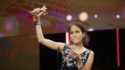 Mati Diop ze Złotym Niedźwiedziem 74. Berlinale. Fot. PAP/EPA