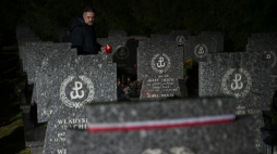 Gdańsk, 14.02.2024. Akcja „Światło dla Bohaterów” – upamiętnienie żołnierzy AK na Cmentarzu Łostowickim. Fot. PAP/A. Warżawa
