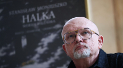 Warszawa, 07.02.2024. Reżyser Wojciech Adamczyk podczas konferencji prasowej poświęconej premierze spektaklu Polskiej Opery Królewskiej „Halka” w Starej Oranżerii w Muzeum Łazienek Królewskich w Warszawie. Fot. PAP/L. Szymański