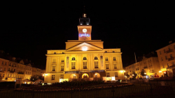 Ratusz w Kaliszu specjalnie oświetlony na jubileusz 1850 lat istnienia miasta. 2010 r. Fot. PAP/T. Wojtasik
