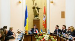 Kijów, Ukraina, 06.02.2024. Wiceminister nauki i szkolnictwa wyższego RP Andrzej Szeptycki (C) podczas wykładu dla studentów i wykładowców Narodowego Uniwersytetu Kijowskiego im. Tarasa Szewczenki w Kijowie. Fot. PAP/V. Musiienko