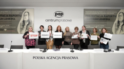 Dyr. Instytutu Pileckiego prof. Magdalena Gawin (2L), koordynatorka raportu Monika Andruszewska (4L), współpracowniczki Centrum Iryna Dowhań (4P) i Wiktoria Godik (3L), aktywistka z Berdiańska Tetiana Tipakova (L), działaczka społeczna Liudmyla Huseinova (2P) podczas konferencji nt. raportu Centrum Lemkina „Podoba ci się, nie podoba, cierp, moja piękna – nieukarane zbrodnie. Przemoc seksualna rosyjskich wojsk okupacyjnych wobec ukraińskich kobiet”. Fot. PAP/M. Obara