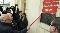 Lublin, 13.02.2024. Prezydent Lublina Krzysztof Żuk (L) i marszałek województwa lubelskiego Jarosław Stawiarski (2L) przed ratuszem w Lublinie, na odsłonięciu Tablicy Pamięci Żydów z Lublina, Ofiar niemieckiej zbrodniczej akcji „Reinhardt”. Fot. PAP/K. Zienkiewicz