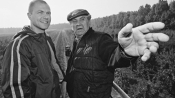 Aktorzy Remigiusz Jankowski jako Piotr Bolewka Bolo (L), Maciej Grzybowski jako jego ojciec (P) na planie zdjęciowym serialu sensacyjnego Telewizji Polskiej „Fałszerze. Powrót Sfory” w reżyserii Wojciecha Wójcika. 2006 r. Fot. PAP/Afa Pixx/K. Wellman