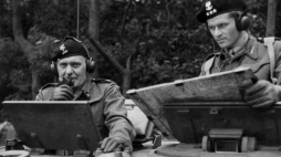 1 Dywizja Pancerna podczas ćwiczeń przed inwazją na kontynent: odjazd czołgu Cromwell VII szwadronu sztabowego. Od lewej: gen. Stanisław Maczek (mówi przez laryngolofon), rotmistrz T. Wysocki. Źródło: NAC