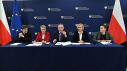 Minister kultury i dziedzictwa narodowego Bartłomiej Sienkiewicz (C) oraz wiceministrowie kultury i dziedzictwa narodowego: Andrzej Wyrobiec (L), Joanna Scheuring-Wielgus (2L), Bożena Żelazowska (2P) i Marta Cienkowska (P) podczas konferencji prasowej. Warszawa, 15.02.2024. Fot. PAP/P. Nowak