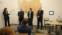 Dyrektor muzeum w Treblince Edward Kopówka (P), dyrektorka Żydowskiego Instytutu Historycznego Monika Krawczyk (2P) oraz historyk prof. dr hab. Andrzej Żbikowski (3P) podczas konferencji prasowej i uroczystości podpisania porozumienia dot. współpracy przy tworzeniu wystawy stałej w Muzeum Treblinka. Fot. PAP/A. Zawada
