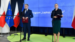 Minister cyfryzacji Krzysztof Gawkowski (L) i minister edukacji Barbara Nowacka (P) na konferencji prasowej nt. programu "Laptop dla ucznia" w siedzibie Ministerstwa Cyfryzacji. Warszawa, 08.02.2024. Fot. PAP/P. Nowak