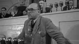 Kongres Zjednoczeniowy Polskiej Partii Robotniczej (PPR) i Polskiej Partii Socjalistycznej (PPS), 15-21 XII 1948 r. w auli Politechniki Warszawskiej. Przemawia przewodniczący Związku Zawodowego Literatów Polskich Jarosław Iwaszkiewicz. Fot. PAP/CAF