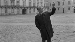 Aleksander Gieysztor na dziedzińcu odbudowywanego Zamku Królewskiego w październiku 1980 r. Fot.PAP/L. Łożyński 