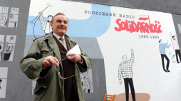 Zbigniew Romaszewski przy muralu ilustrującym historię opozycji demokratycznej na budynku domu przy ulicy Grójeckiej w Warszawie. Fot. PAP/Grzegorz Jakubowski