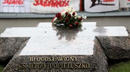 Kwiaty na grobie księdza Jerzego Popiełuszki przed kościołem pw. św. Stanisława Kostki. Fot.PAP/T. Gzell