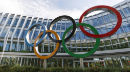 Symbol olimpijski przed siedzibą MKOL. PAP/EPA/C. Zingaro