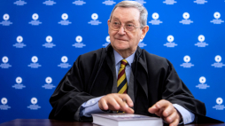 Historyk prof. Norman Davies podczas inauguracji roku akademickiego 2019/2020 na Uniwersytecie Mikołaja Kopernika w 2019 r. Fot. PAP/Tytus Żmijewski 