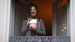 Pisarka Brigitte Giraud w oknie restauracji Drouant po otrzymaniu nagrody Goncourt 3 listopada 2022. PAP/EPA/Y. Valat.