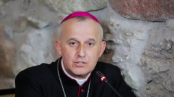 Przewodniczący Rady KEP ds. Duszpasterstwa Młodzieży bp Grzegorz Suchodolski podczas konferencji prasowej po zakończeniu obrad 395. Zebrania Plenarnego KEP, 14 czerwca 2023 r. Fot. PAP/T. Waszczuk