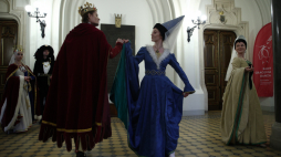 Tancerze Baletu Cracovia Danza podczas happeningu „Krakowskim śladem Królowej Jadwigi” w Collegium Novum Uniwersytetu Jagiellońskiego w Krakowie w 2023 r. Fot. PAP/Łukasz Gągulski
