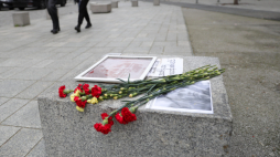 Warszawa, 19.02.2024. Kwiaty oraz zdjęcie lidera opozycji antykremlowskiej Aleksieja Nawalnego na skwerze Wolnego Słowa. Fot.  PAP/R. Guz