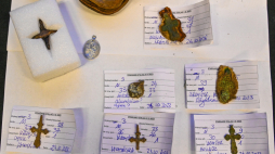 Znaleziska zaprezentowane na konferencji prasowej w Muzeum Narodowym w Szczecinie, podsumowującej projekt badań Obozu „Stalag II D”. W trakcie trzech etapów projektu ekshumowano szczątki około 300 osób. Fot. PAP/M. Bielecki