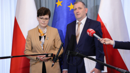 Prof. Andrzej Waśko (P) i była lubelska kurator oświaty Teresa Misiuk (L) podczas konferencji prasowej po posiedzeniu prezydenckiej Rady ds. Rodziny, Edukacji i Wychowania. Fot. PAP/P. Supernak 