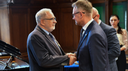 Dyrektor IPN Gdańsk Marek Szymaniak (P) i odznaczony Andrzej Adamczyk (L) podczas uroczystości wręczenia Medali Reipublicae Memoriae Meritum. Fot. PAP/A. Jackowski
