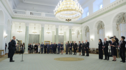 Wręczenie odznaczeń państwowych dla autorów raportu o stanie wojennym w Pałacu Prezydenckim w Warszawie. Fot. PAP/M. Marek 