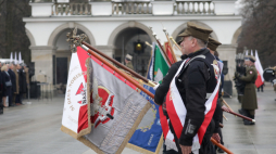 Uroczystość złożenia kwiatów na Grobie Nieznanego Żołnierza w 80. rocznicę zagłady polskiej ludności Huty Pieniackiej. Fot. PAP/T. Gzell