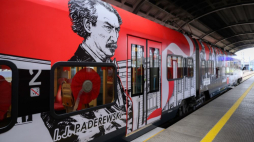 Poznań, 07.02.2024. „Pociąg Zwycięstwa” prezentowany na Dworcu Letnim w Poznaniu. Fot. PAP/J. Kaczmarczyk