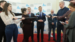 Wojewódzki konserwator zabytków Adam Musiuk (centrum-L), wojewoda podlaski Jacek Brzozowski (C) i pełnomocnik wojewody ds. ochrony i promocji dziedzictwa kulturowego Jerzy Urwanowicz (centrum-P) podczas konferencji prasowej w Wojewódzkim Urzędzie Ochrony Zabytków. Białystok, 08.02.2024. Fot. PAP/A. Reszko