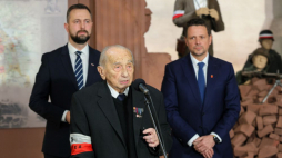 Wicepremier, szef MON, Władysław Kosiniak-Kamysz (L), prezydent Warszawy Rafał Trzaskowski (P) oraz uczestnik Powstania Jerzy Mindziukiewicz (C) podczas spotkania z powstańcami warszawskimi nt. 80. rocznicy wybuchu Powstania Warszawskiego w Sali Powstania Warszawskiego w Muzeum Wojska Polskiego. Warszawa, 02.02.2024. Fot. PAP/Paweł Supernak