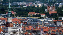 Widok na Ratusz Miejski (L) i poznańską katedrę, Bazylikę Archikatedralną pod wezwaniem Apostołów Piotra i Pawła (P) z wieżowca Collegium Altum Uniwersytetu Ekonomicznego w Poznaniu. Fot. PAP/J. Kaczmarczyk