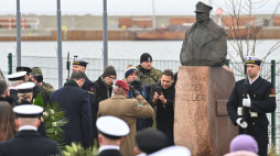 Wicepremier, minister obrony narodowej Władysław Kosiniak-Kamysz (C-L-tyłem) oraz oraz p.o. Dowódcy Generalnego Rodzajów Sił Zbrojnych gen. broni Marek Sokołowski (C-tyłm) podczas uroczystości z okazji 104. rocznicy zaślubin Polski z morzem przy pomniku Józefa Hallera w porcie rybackim w Pucku. Fot. PAP/A. Jackowski