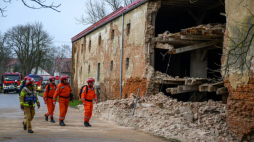 Członkowie Specjalistycznej Grupy Poszukiwawczo-Ratowniczej i strażacy przy częściowo zawalonym zabytkowym spichlerzu. Radłów, 11.02.2024. Fot. PAP/P. Topolski