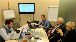 Serwis Samorządowy PAP, czat z ministrem środowiska Andrzejem Kraszewskim. Od lewej: Marcin Przybylski - Dziennikarz PAP-Net., redaktor Serwisu Samorządowego Daniel Pawluczuk, Minister Środowiska Andrzej Kraszewski, Zastępca Dyrektora Depatamentu Gospodarki Odpadami Małgorzata Szymborska. Warszawa, 20.10.2010. Fot. PAP/G. Jakubowski