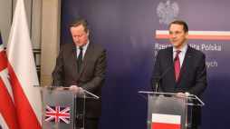 Minister spraw zagranicznych RP Radosław Sikorski (P) oraz sekretarz stanu ds. Zagranicznych i Wspólnoty Narodów Wielkiej Brytanii David Cameron (L) podczas konferencji prasowej po spotkaniu w Ministerstwie Spraw Zagranicznych w Warszawie. Fot. PAP/P. Nowak