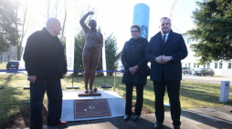 Prezes Fundacji Kamili Skolimowskiej, Robert Skolimowski (L) marszałek Województwa Śląskiego Jakub Chełstowski (P) oraz Teresa Skolimowska (C) podczas uroczystości odsłonięcia pomnika Kamili Skolimowskiej przy Stadionie Śląskim w Chorzowie. Fot. PAP/M. Meissner
