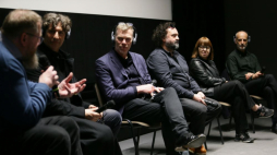 Od lewej: dyrektor Państwowego Muzeum Auschwitz-Birkenau Piotr Cywiński, brytyjski reżyser i scenarzysta Jonathan Glazer, scenograf Chris Oddy, koproducent Bartek Raiński, producent Ewa Puszczyńska i producent Jim Wilson podczas spotkania po polskiej premierze filmu „Strefa interesów” w Muzeum Auschwitz. Fot. PAP/J. Praszkiewicz