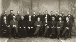 Członkowie Taryby: stoją od lewej - Kazimieras Bizauskas, Jonas Vailokaitis, Donatas Malinauskas, kun. Vladas Mironas, Mykolas Biržiška, kun. Alfonsas Petrulis, Saliamonas Banaitis, Petras Klimas, Aleksandras Stulginskis, Jokūbas Šernas i Pranas Dovydaitis. Siedzą: Jonas Vileišis, Dr. Jurgis Šaulys, kun. Justinas Staugaitis, Stanislovas Narutavičius, Dr. Jonas Basanavičius, Antanas Smetona, kan. Kazimieras Steponas Šaulys, Steponas Kairys i Jonas Smilgevičius. Źródło: Wikipedia Commons
