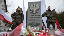 Uroczystość odsłonięcia pomnika upamiętniającego ofiary zbrodniczych ideologii, niemieckiego nazizmu i sowieckiego komunizmu. Malbork, 22.02.2024. Fot. PAP/A. Warżawa