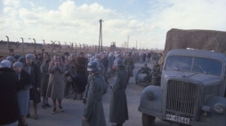 Realizacja amerykańskiego filmu „Triumf ducha” w reż. Roberta M. Younga: sceny kręcone w b. niemieckim obozie Auschwitz-Birkenau. Oświęcim, 03.1989. Fot. PAP/J. Ochoński