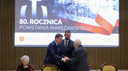 Wicepremier, szef MON, Władysław Kosiniak-Kamysz (2P), prezydent Warszawy Rafał Trzaskowski (2L) oraz uczestnicy Powstania Warszawskiego Anna Przedpełska-Trzeciakowska (L) i Jerzy Mindziukiewicz (P) podczas spotkania z Powstańcami Warszawskimi w Sali Powstania Warszawskiego w Muzeum Wojska Polskiego. Warszawa, 02.02.2024. Fot. PAP/P. Supernak