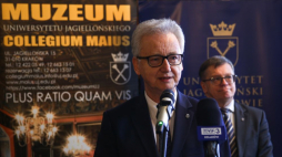 Kraków, 12.02.2024. Rektor Uniwersytetu Jagiellońskiego prof. dr hab. Jacek Popiel (C) podczas briefingu prasowego nt. wpisania pochodu inauguracyjnego Uniwersytetu Jagiellońskiego na listę niematerialnego dziedzictwa kulturowego, w sali Lubraria Collegium Maius UJ. Fot. PAP/Ł. Gągulski