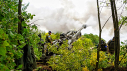 Ukraińscy żołnierze podczas ostrzału rosyjskich pozycji przy pomocy haubicy ultralekkiej M777 na linii frontu w obwodzie charkowskim. 14.09.2022. Fot. PAP/A. Solomonova