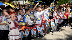 Uczniowie Zespołu Szkół Ogólnokształcących nr 2 im. Markiana Szaszkewicza w Przemyślu podczas obchodów „Dnia wyszywanki” na miejscowym Rynku. 19.05.2022. Fot. PAP/D. Delmanowicz